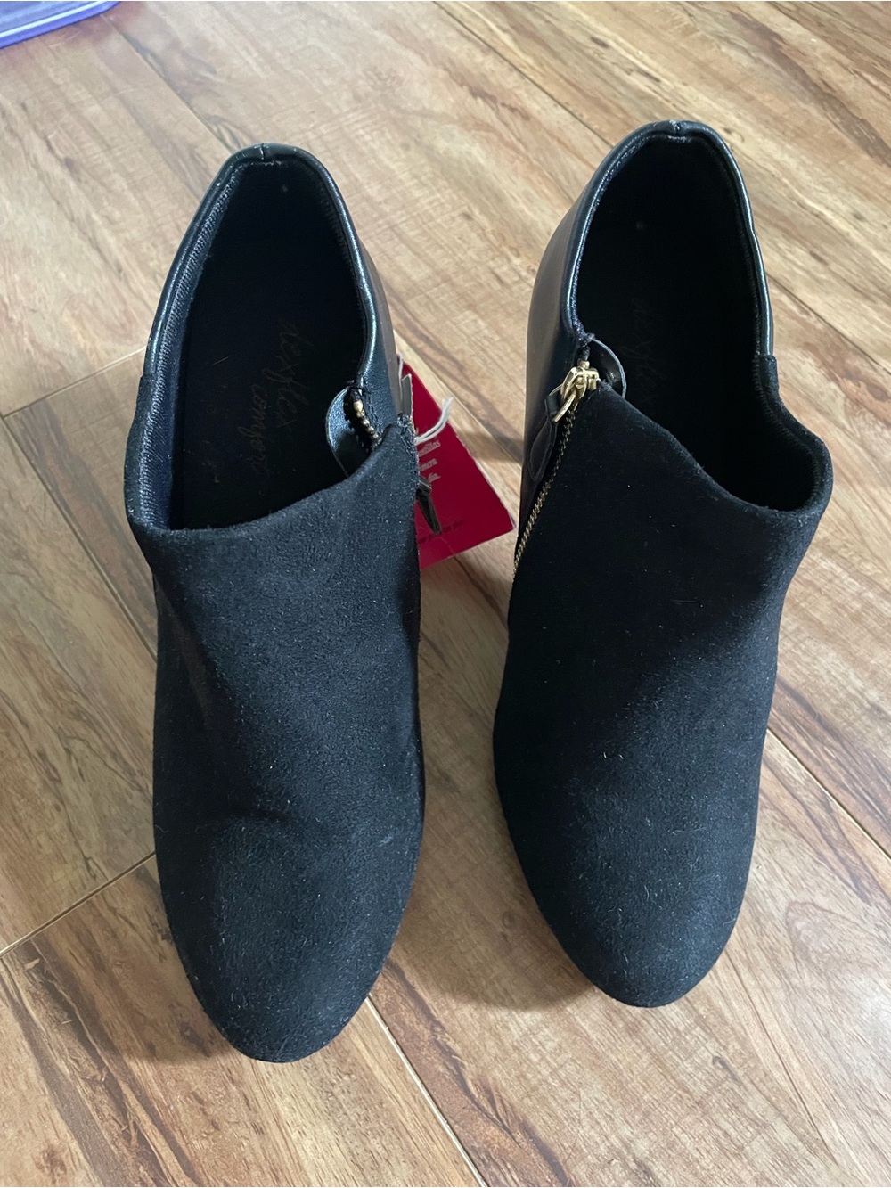 New Dexflex Comfort Black Women's Black Zip Ankle Booties with tag (8W)